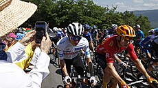 Tadej Poga�ar v hledá�ku kamer fanou�k� ve t�etí etap� Tour de France