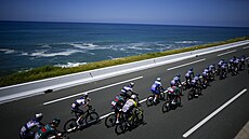 Závodníci mohli ve t�etí etap� Tour de France p�emý�let o letní dovolené, podél...