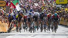 Jasper Philipsen (zcela vlevo) jede pro vítzství ve tetí etap Tour de France