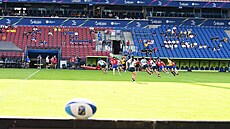 Prázdný stadion pi zápase enského rugby na Evropských hrách