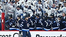 Blake Wheeler slaví gól do sít Vegas.