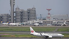 Letoun aerolinek Japan Airlines na tokijském letiti Haneda (28. ervna 2023)