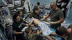 Ukrajintí zdravotníci se snaí pomoci zranným vojákm. (24. kvtna 2023)