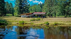 Splouvání Teplé Vltavy mezi Soumarským mostem a P�knou reguluje �umavský park.