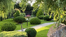 Zahrada p�sobí jako park. A její údr�ba není jednoduchá. 