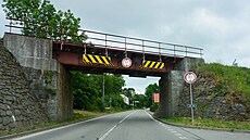 Pod elezniním mostem v Holetín nedaleko Hlinska uvázlo nespoet nákladních...