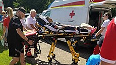 Léka�i odvá�ejí zran�ného fotbalistu Slavie Srdjana Plav�i�e.