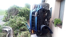 Kuriózní havárie vozu porsche u Bakova na Trutnovsku (9. července 2023)