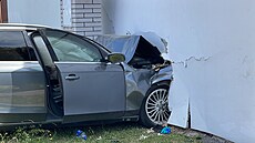 Náraz automobilu do domu v Plaňanech na Kolínsku (8. července 2023)