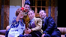 Protagonisté hry Bez roucha jsou a� neuv��iteln� neohrabaní a zmatení herci.