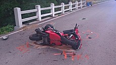 Motocyklista narazil do zábradlí mostku.