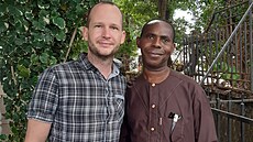 Dominik Hes ve Freetownu, s kolegou anesteziologem, kterého stídal na misi v...
