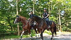 Policisté na koních kontrolují chování turist v národním parku eské...