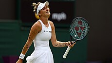 Nadená Markéta Vondrouová slaví postup do tvrtfinále Wimbledonu.