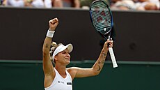 Dojatá Markéta Vondroušová slaví vítězství v osmifinále Wimbledonu.