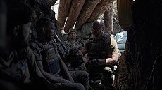 Ukrajinští vojáci v zákopu u Bachmutu v Doněcké oblasti (4. července 2023)