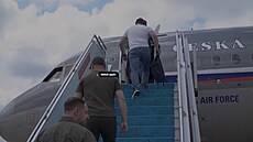 eský letecký speciál peváí z Turecka na Ukrajinu velitele pluku Azov, kteí...