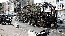 Ohoelý autobus po násilných protestech ve Francii (3. ervence 2023)