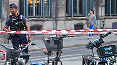 Policie hlídkuje v ulicích bhem násilných protest ve Francii (3. ervence...