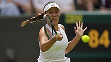 Jessica Pegulaová hraje forhend v osmifinále Wimbledonu