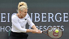 eská tenistka Kateina Siniaková hraje bekhend ve finále v Bad Homburgu