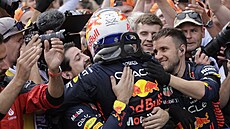 Max Verstappen v objetí mechanik po výhe na Velké cen Rakouska
