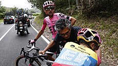 James Shaw u Richarda Carapaze po pádu b�hem první etapy Tour de France