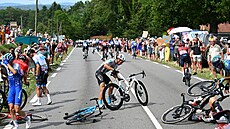 Mikel Landa (uprosted) po hromadné nehod ped cílem osmé etapy Tour de France
