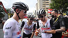 Jezdci z týmu UAE po první etap Tour de France. Zleva Tadej Pogaar, Rafal...