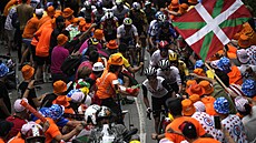 Cyklisté v oble�ení fanou�k� v záv�re�né fázi první etapy Tour de France