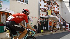 Anthony Delaplace pod dozorem fanouk bhem osmé etapy Tour de France