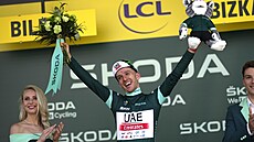 Adam Yates po vít�zství v první etap� Tour de France oblékl krom� �lutého také...