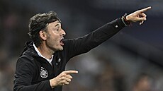 ROK 2023. Trenér �pan�l� Santi Denia dává pokyny svým sv��enc�m ve finále ME U21 proti Anglii