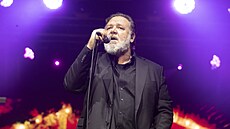 Russel Crowe vystoupil na úvodu karlovarského festivalu se svou kapelou Indoor...