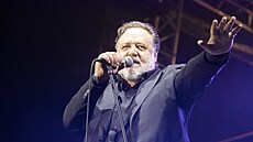 Russel Crowe vystoupil na úvodu karlovarského festivalu se svou kapelou Indoor...
