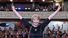 Here�ka Daniela Kolá�ová pózuje v zapln�ném M�stském divadle v Karlových Varech...