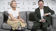 Americká here�ka Robin Wrightová v karlovarské debat� s noviná�em Scottem...