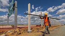 Protihlukové st�ny kolem D11 u Hradce po�adovali místní obyvatelé i obce. (4....