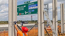 Stavební d�lníci osazují protihlukové st�ny na D11 ve Svobodných Dvorech u...