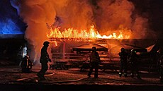 Ve vodáckém kempu v Lokti hořela dřevěná budova bufetu.
