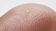 Nejmen�í kabelka na sv�t� m��í 0,657 mm  na vý�ku, 0,7 milimetru na �í�ku,...