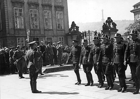 Slavnostní nástup. V kvtnu 1945 na Praský hrad slavnostn napochodovali...