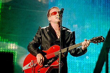 Bono bhem jediného eského koncertu U2 na praském Strahov (14. srpna 1997)