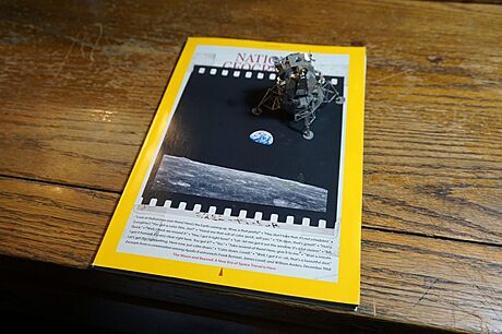 asopis National Geographic a model kosické lodi Apollo 11 (1. ledna 2020)