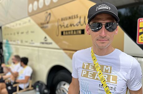Roman Kreuziger ped autobusem týmu Bahrain Victorious
