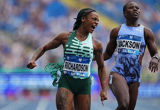 ShaCarri Richardsonová a Shericka Jacksonová v cíli sprintu na 100 metr bhem...