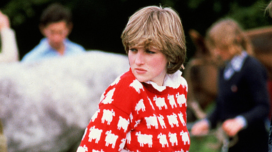 Diana, princezna z Walesu, ve svetru s ernou ovcí (erven 1981