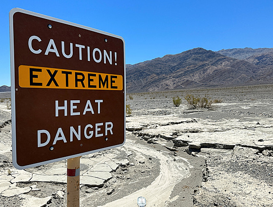 Pohled na tabuli varující ped extrémními vedry v Údolí smrti v Kalifornii....