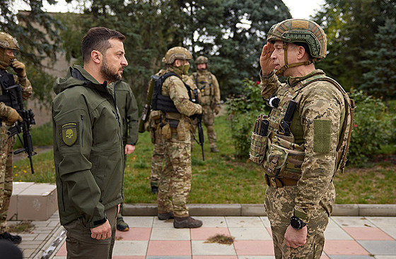 Ukrajinský prezident Volodymyr Zelenskyj se setkává s velitelem ukrajinských...