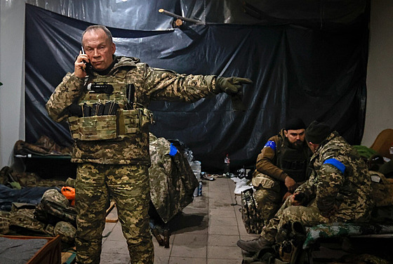 Velitel ukrajinské armády generálplukovník Oleksandr Syrskyj dává pokyny v...